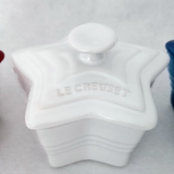Le Creuset Red White Blue Star Shape Ramekins w/ Lids 6 oz. Set of 3 Mini Baking - Picture 3 of 8